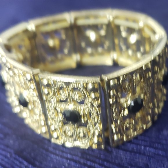 VINTAGE FAUX BLACK STAR SAPPHIRE GOLD STRETCH BRACELET - Picture 3 of 7